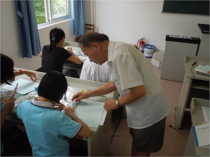 学生学习制作贴片.jpg